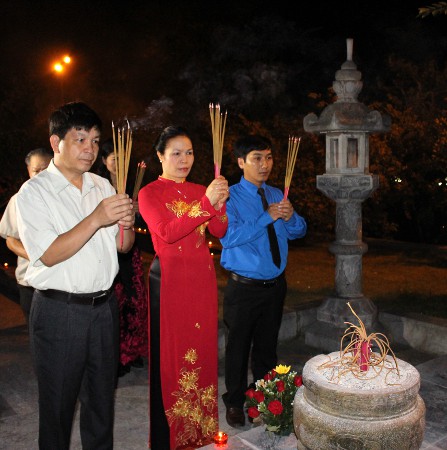 Các đồng chí lãnh đạo tỉnh dâng hương tưởng niệm tại Nghĩa Trang liệt sĩ Nhà tù Sơn La